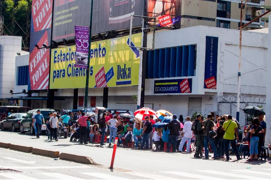 Siguen las colas ante tiendas de electrodomésticos en Venezuela