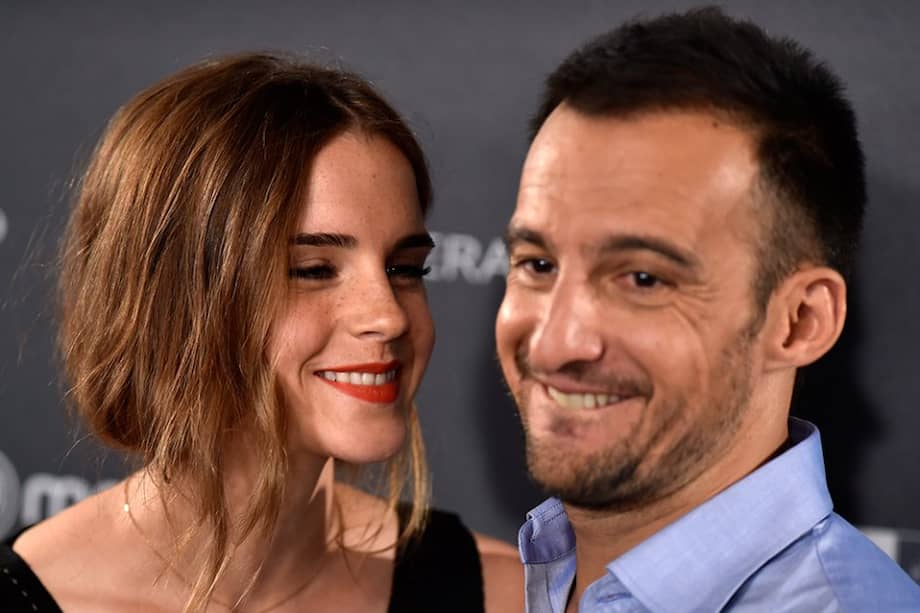 Emma Watson y el director Alejandro Amenábar. / AFP
