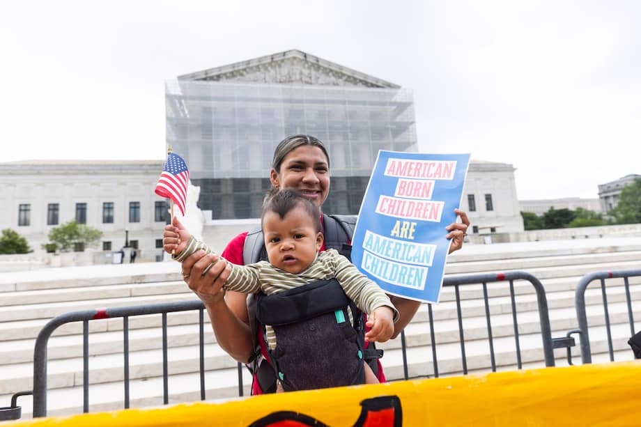 Olga Urbina y Ares Webster, de nueve meses, se unen a defensores de la ciudadanía por derecho de nacimiento frente a la Corte Suprema.