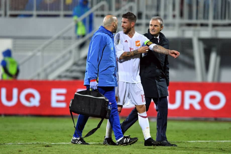 Sergio Ramos se retira lesionado del partido de España. Foto: AFP
