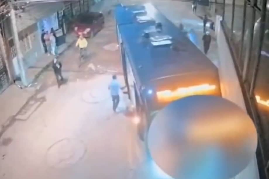 Al parecer el conductor del bus se bajó al baño y dejó el vehículo encendido. El hombre fue retirado del cargo mientras se adelanta la investigación pertinente.