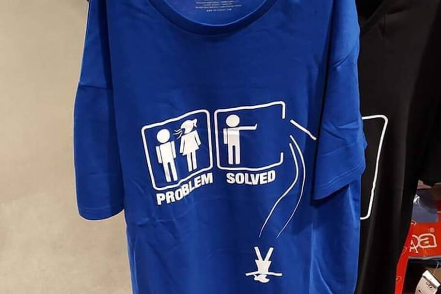 Indignación por camiseta que incita a feminicidio en un supermercado italiano