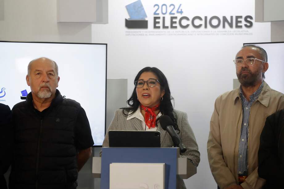 Los magistrados del Tribunal Supremo Electoral (TSE) Guillermo Wellman (i), Dora Esmeralda Martínez (c) y Noel Orellana participan en una conferencia de prensa hoy, en San Salvador (El Salvador).