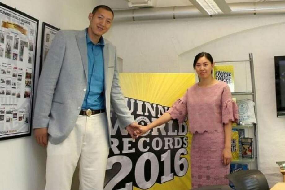 Pareja de atletas chinos consigue el récord Guinness al matrimonio más alto