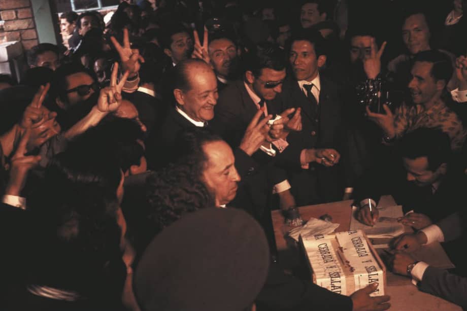 El general Gustavo Rojas Pinilla, acompañado por sus simpatizantes, durante la jornada electoral del 19 de abril de 1970. / Archivo - EL Espectador