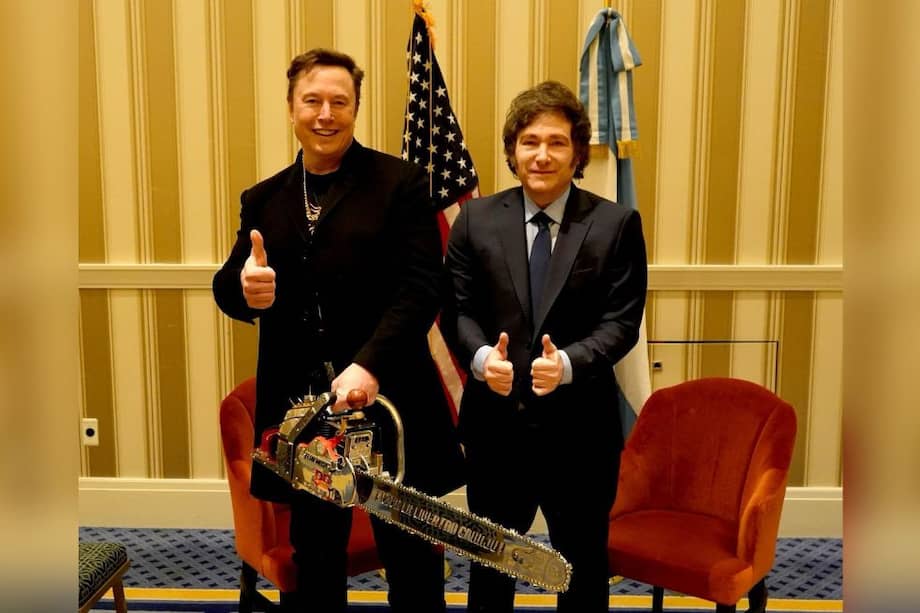 Javier Milei le regala a Elon Musk una motosierra durante CPAC, Foro Conservador en Washington