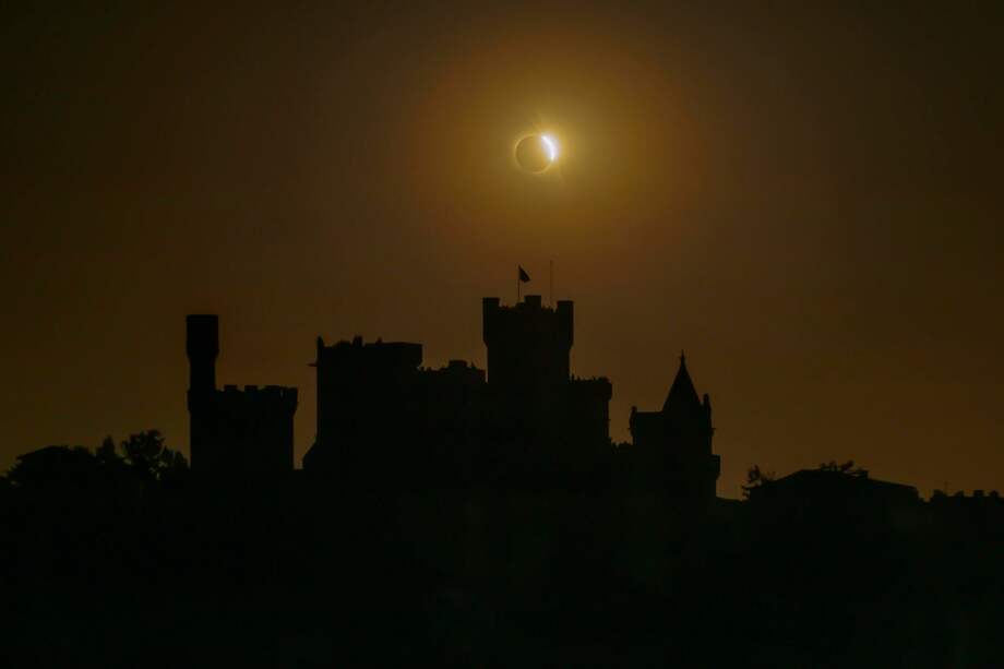 Fase de “anillo de diamante” del eclipse solar total sobre el Palacio Real de Olite (Navarra) que ha tenido lugar este miércoles, el primero en la península ibérica desde 1905, y que ha sido visible en un 100% en la zona Media y Ribera de Navarra. EFE/Villar López
