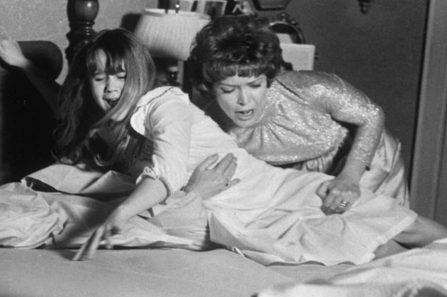 Linda Blair y Ellen Burstyn, durante una de las escenas de "El exorcista".