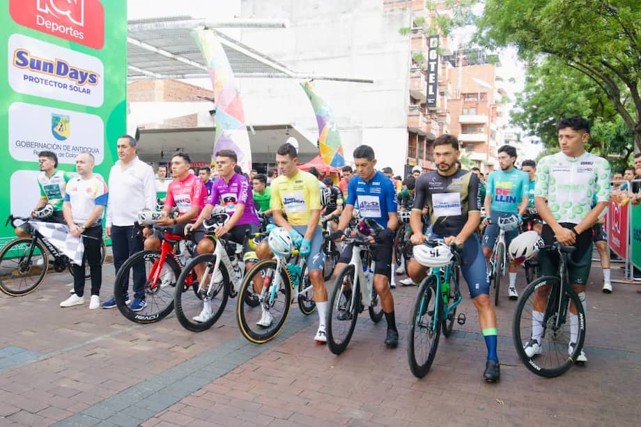 Los líderes de la carrera, en el minuto de silencio antes de la partida de la cuarta etapa de la carrera.