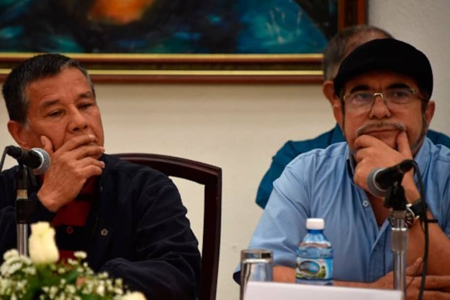Nicolás Rodríguez, alias Gabino, comandate del ELN, junto al líder de La Farc, Rodrigo Londoño, Timochenko, en La Habana en noviembre de 2015.