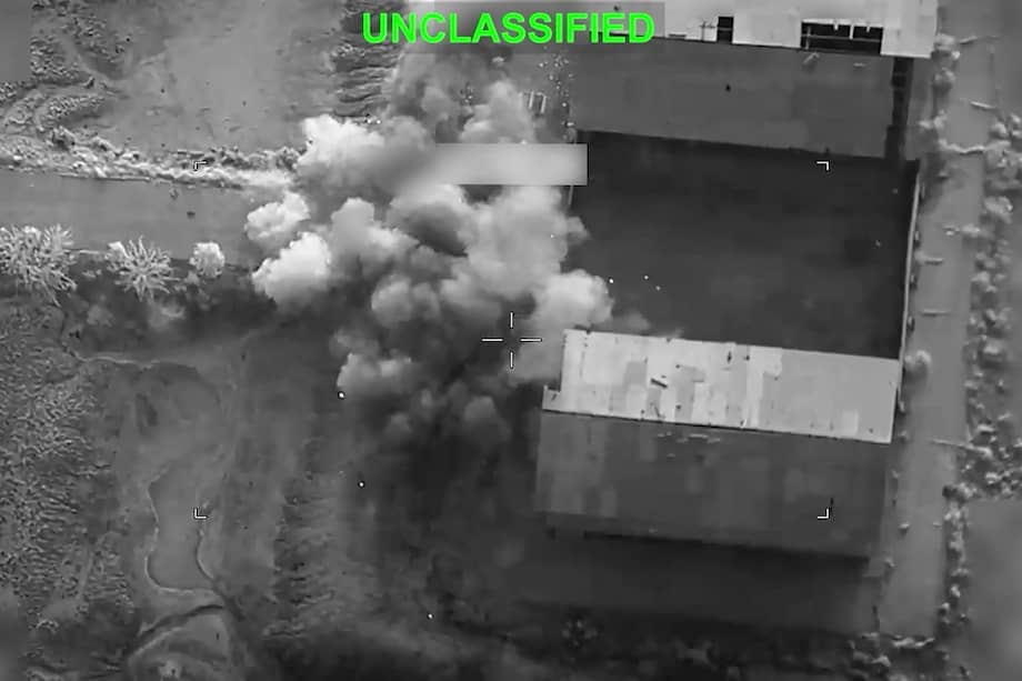 Esta captura de pantalla, tomada de un video facilitado por el Mando Central de Estados Unidos, muestra lo que el Ejército estadounidense describe como un ataque en Irán.