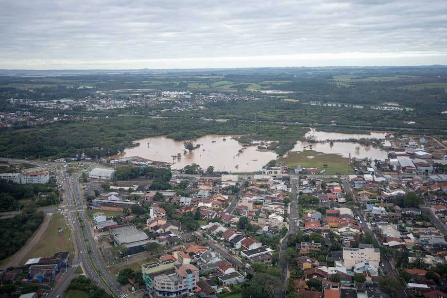 Al menos 12 personas murieron y otras cinco están desaparecidas como consecuencia de un ciclón extratropical que en los últimos días ha causado graves estragos en el sur de Brasil, informaron este sábado fuentes oficiales.