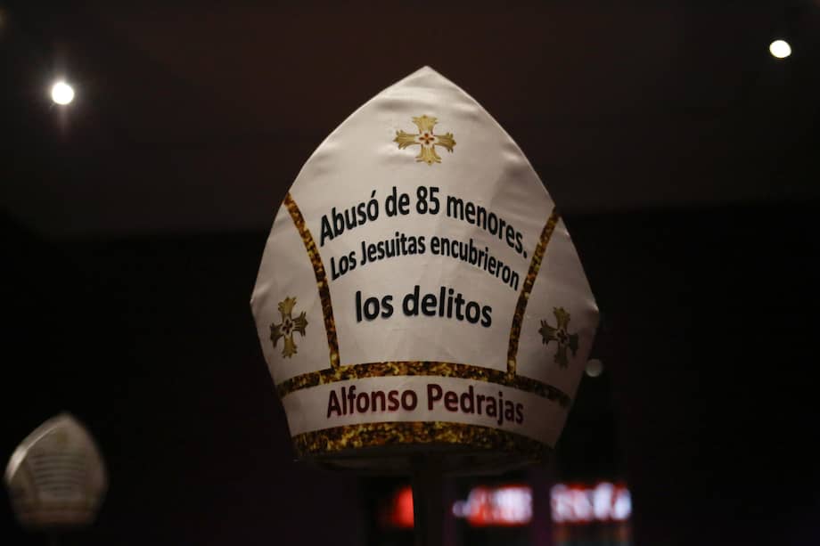 Una obra de la exposición 'Viacrucis de la pederastia' en el centro cultural España, en La Paz (Bolivia).