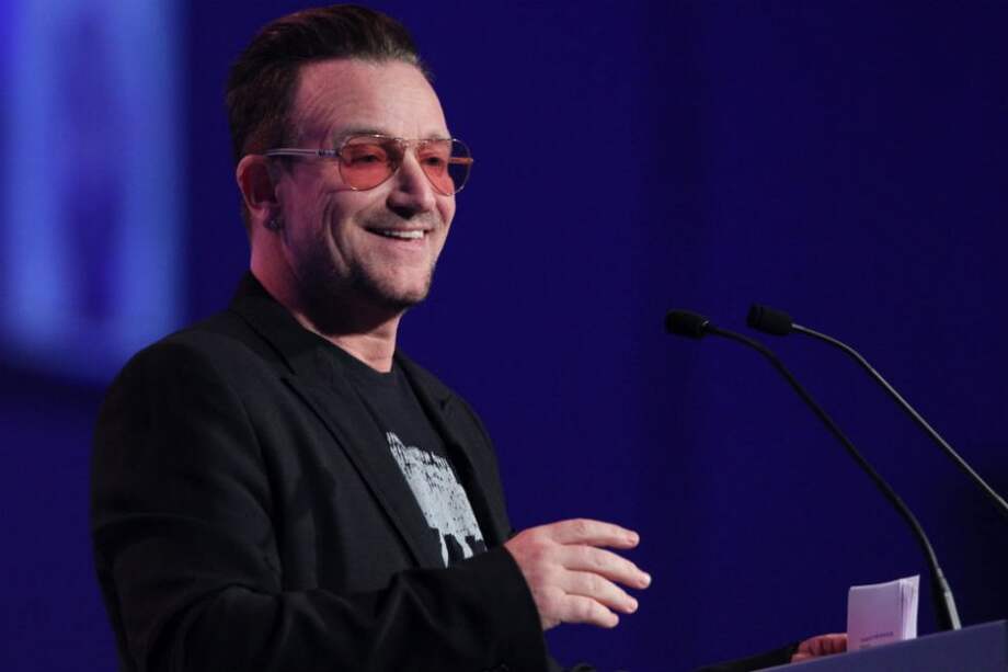 Bono pide que la gente vaya de vacaciones a España