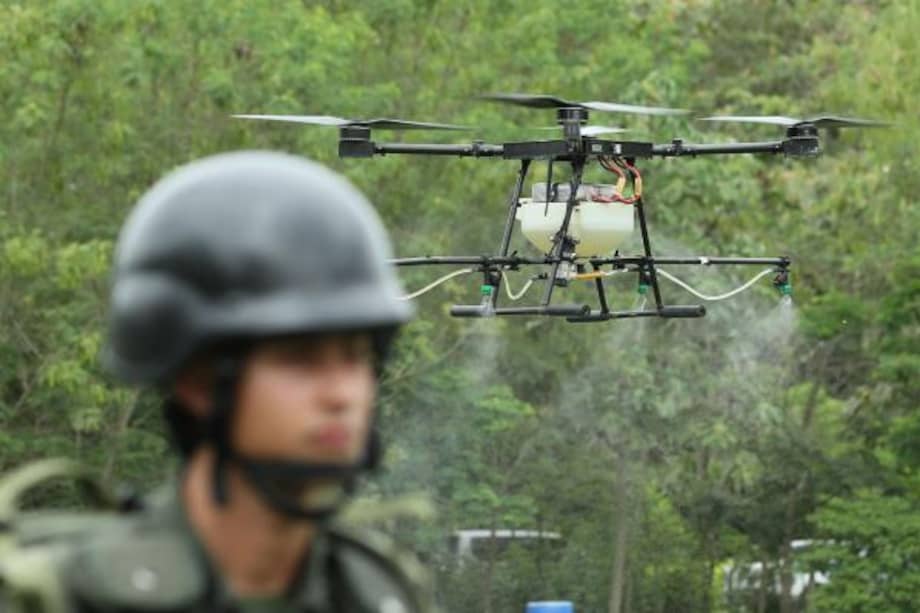 Aunque el Gobierno aseguró que la herramienta se limitará a zonas donde no es viable la erradicación manual, expertos cuestionan su eficacia y la capacidad estatal para implementarla.