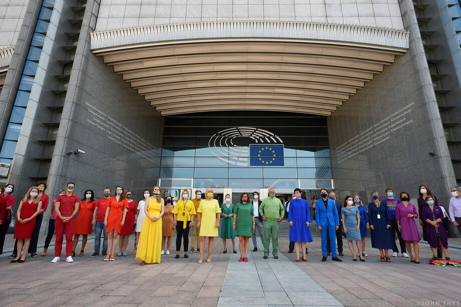 Los miembros del Parlamento Europeo y los partidarios LGBT demostraron su apoyo a la comunidad LGBTQ de Polonia frente al Parlamento durante una sesión plenaria en Bruselas el 15 de septiembre de 2020.