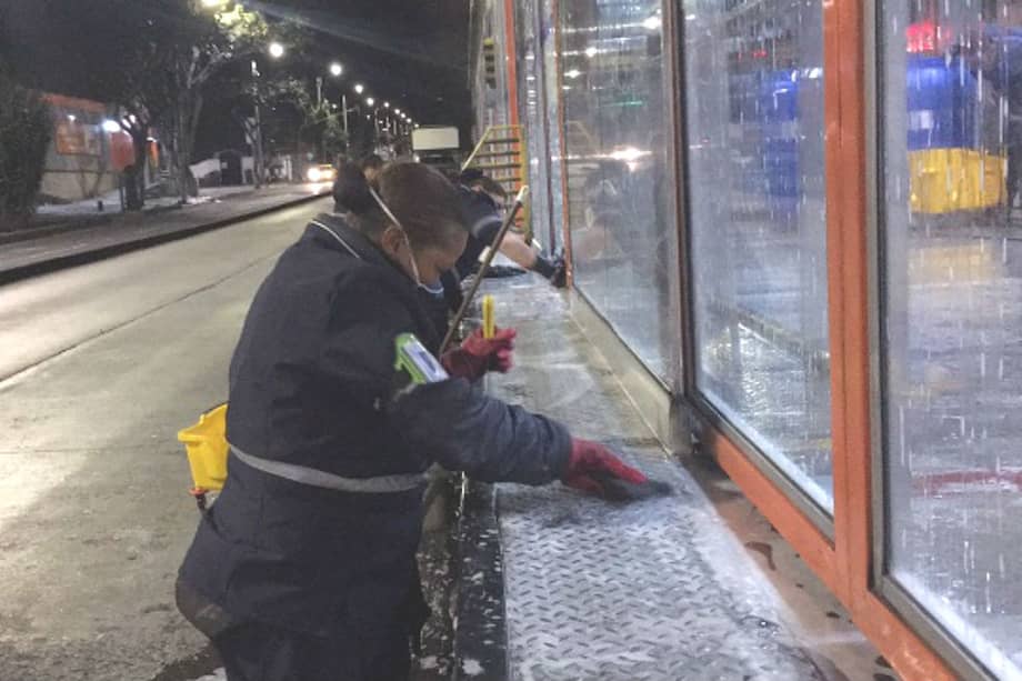 Diariamente, más 500 personas realizan las labores de aseo y limpieza en estaciones y portales. / Alcaldía de Bogotá.