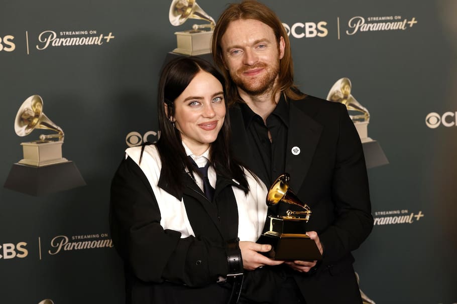 LOS ANGELES (United States), 02/02/2026.- US singer-songwriter Billie Eilish (L) and US singer-songwriter Finneas (R) pose in the press with the award for song of the year for 'Wildflower' during the 68th annual Grammy Awards ceremony at Crypto.com Arena in Los Angeles, California, USA, 01 February 2026. EFE/EPA/JILL CONNELLY