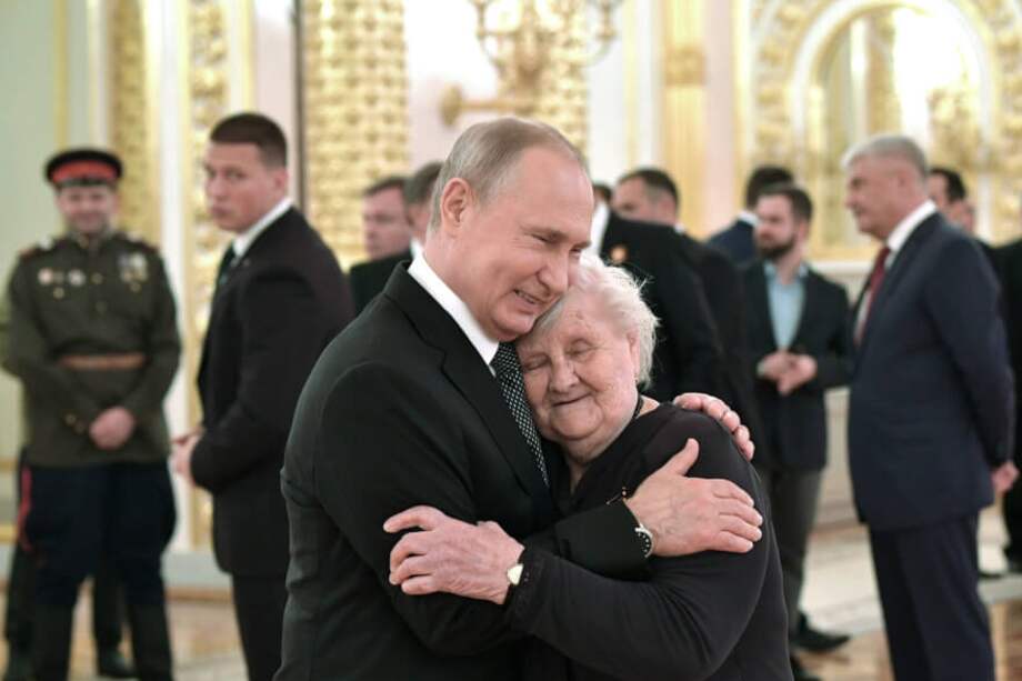 El presidente ruso, Vladímir Putin , abraza a Vera Gurevich, su antigua maestra, durante una recepción por el Día de la Victoria, en Moscú. / AFP