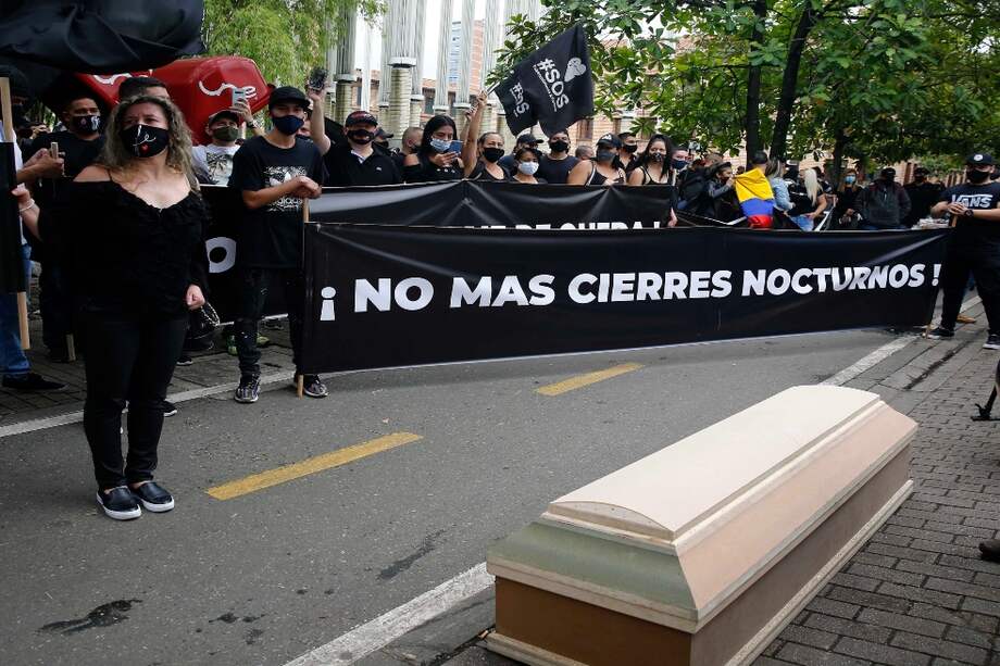 La actividad se dio para rechazar los cierres de los bares por la noche. / EFE