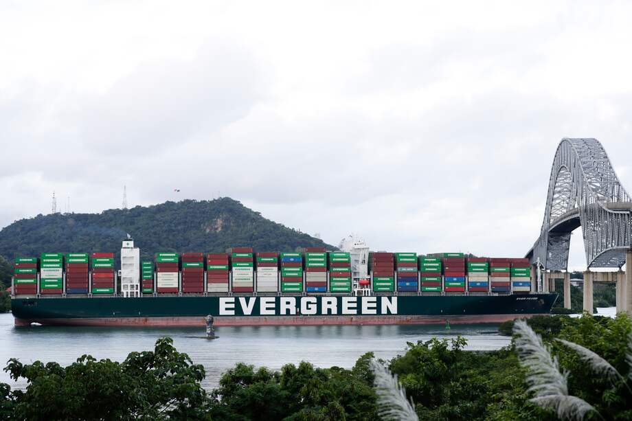 Fotografía de un buque que transita por el Canal de Panamá, el 30 de octubre 2023, cerca a Ciudad de Panamá. EFE/Bienvenido Velasco