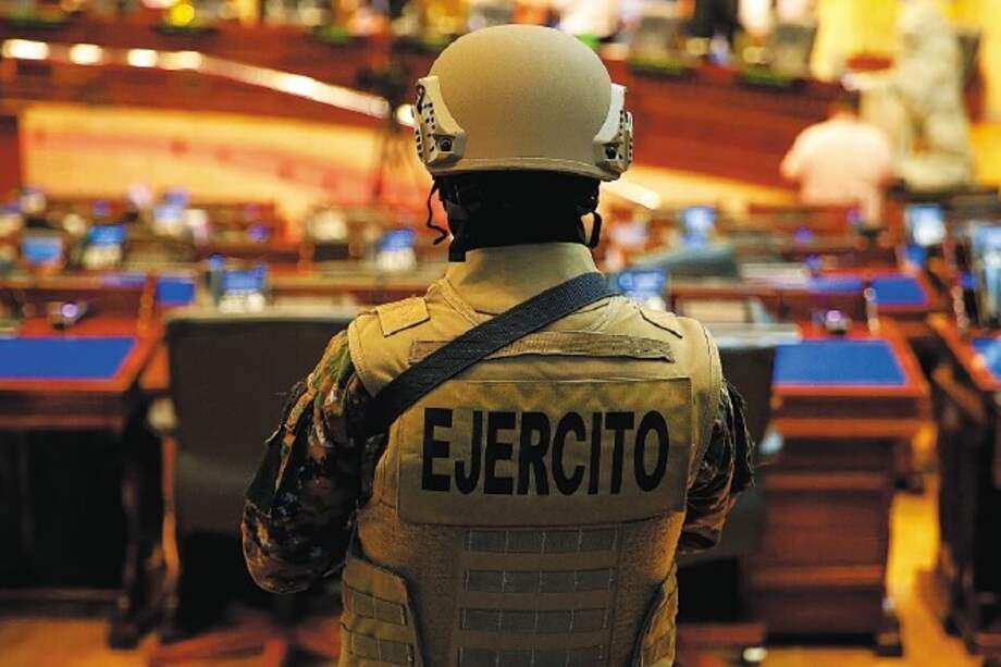 Militares y policías ingresaron a la sede del Parlamento de El Salvador el domingo. / EFE