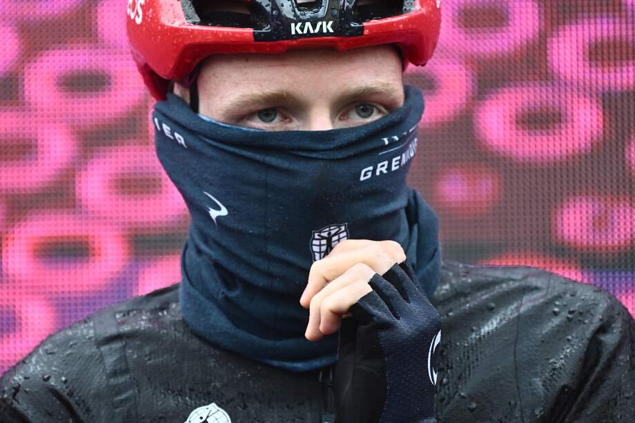 Tao Geoghegan Hart se retiró este miércoles de la carrera tras una dura caída.