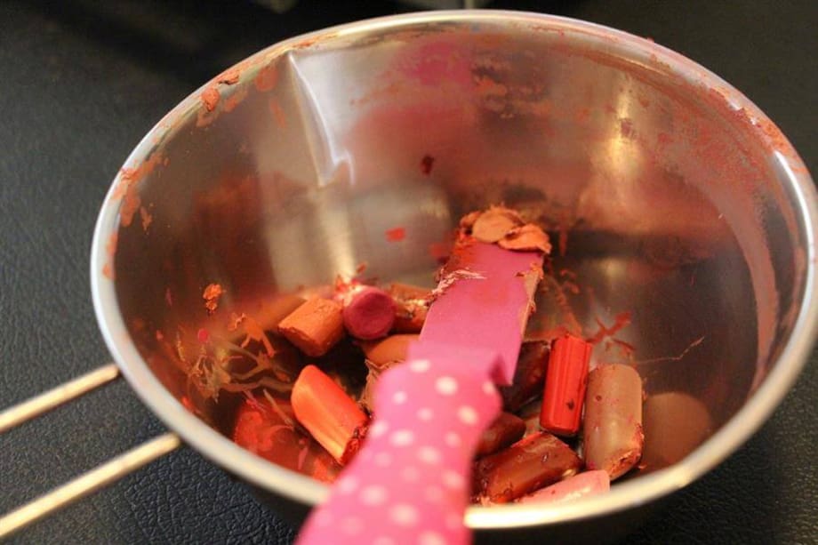 Watinee Chaithairasakul, cofundadora del proyecto "Belleza entre rejas" iniciado hace tres años junto a una antigua prisionera política, prepara pintalabios para presas en Bangkok. / Foto: EFE