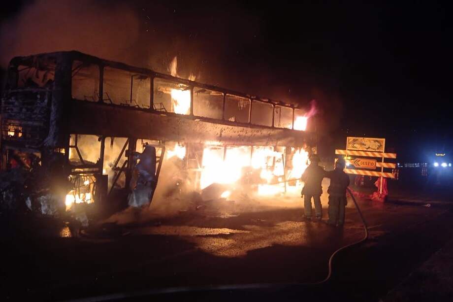 El bus quedó completamente destruido en la vía que va de Bogotá hacia Girardot.