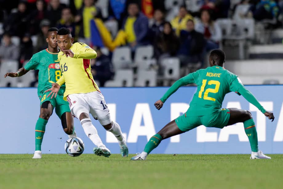Óscar Cortés (cent.) de Colombia disputa el balón con Amidou Diop (izq.) de Senegal, en un partido del grupo C de la Copa Mundial de Fútbol sub-20 entre Colombia y Senegal en el estadio Diego Armando Maradona en La Plata (Argentina).