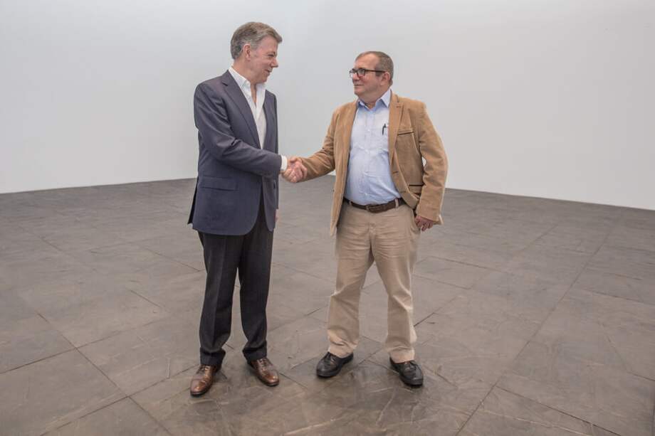 Un Fragmento de la historia: La imagen corresponde a la grabación de imágenes para la reedición del documental de "Fragmentos", que explica la historia del contramonumento elaborado por la artista Doris Salcedo con las armas fundidas que dejaron los hombres y mujeres de la exguerrilla de las Farc. Gracias a Doris fue posible juntar a los dos protagonistas del acuerdo final: el expresidente Juan Manuel Santos y el jefe del partido de la rosa, Rodrigo Londoño. La idea de reeditar el documental era incluir a los dos líderes que no pudieron estar en la primera versión que se hizo en julio de 2018, porque Santos estaba en la presidencia de la República y el espacio de arte y memoria no estaba terminado. Se vera allí el jueves 27 de febrero. / Cortesía Alejandro Castañeda