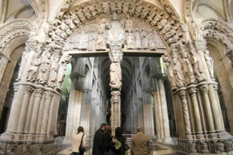 Las dos esculturas en litigio fueron compradas junto a otra más por el Ayuntamiento de Santiago en 1948 a un aristócrata que se había hecho con ellas en el siglo XVIII. / EFE