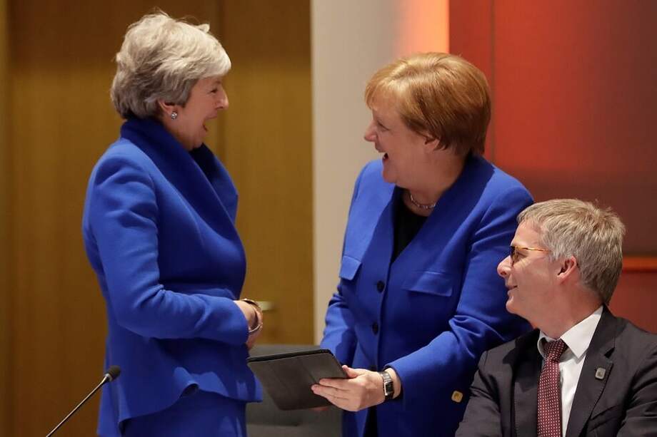 La canciller alemana, Angela Merkel (d), y la primera ministra británica, Theresa May (i), participan en una reunión sobre el "brexit" con líderes europeos celebrada en el Consejo Europeo de Bruselas. / EFE