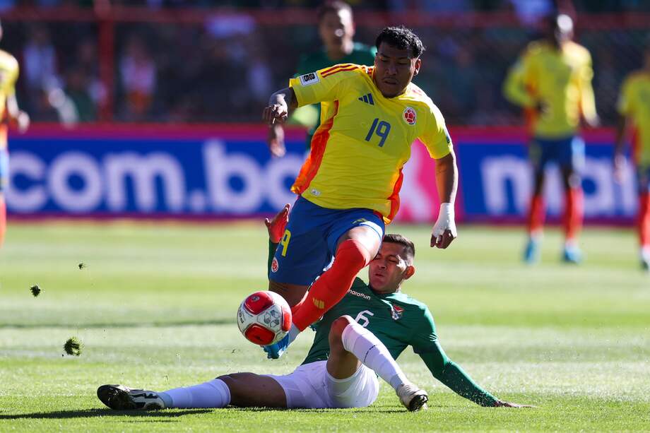 La acción en la que Roger Martínez quedó lesionado en el partido entre Bolivia y Colombia.