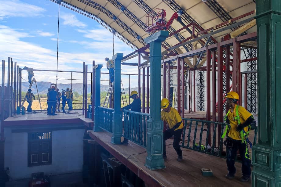 La construcción del segundo piso de la casa de los Buendía para la serie de Cien años de soledad.