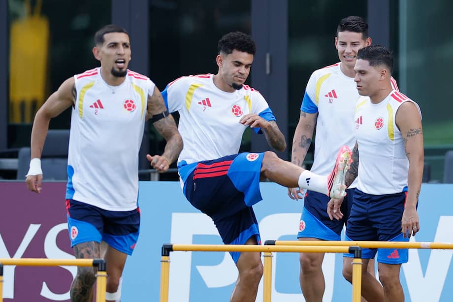 De izquierda a derecha, Daniel Muñoz, Luis Díaz, James Rodríguez y Juan Fernando Quintero participan en un entrenamiento este viernes 26 de junio, antes de enfrentar a Portugal en la tercera y última jornada del grupo K del Mundial 2026, en el Hard Rock Stadium de Miami, Florida, en Estados Unidos.