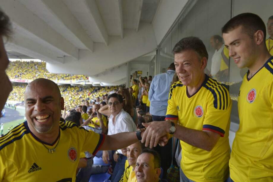 El Presidente Juan Manuel Santos saluda al ‘Chicho’ Serna, poco antes de iniciarse el partido de la Selección Colombia frente al equipo de Bolivia, este viernes en el Estadio Metropolitano de Barranquilla. / César Carrión - SIG
