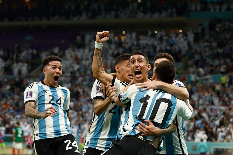 Jugadores de Argentina celebran en un partido de la fase de grupos del Mundial de Fútbol Qatar 2022 entre Argentina y México en el estadio de Lusail (Catar). EFE/ Rodrigo Jiménez