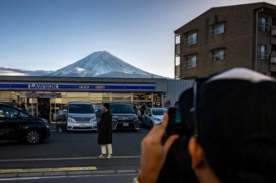 En el pueblo de Fujikawaguchiko abundan los puntos desde donde fotografiar el emblemático monte Fuji, la montaña más alta de Japón.