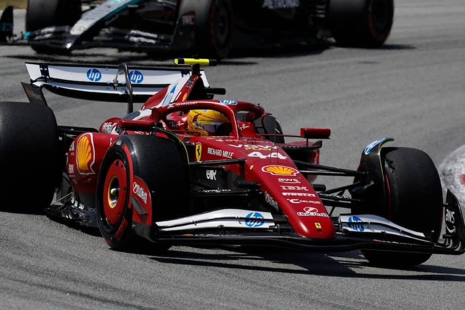 Lewis Hamilton, siete veces campeón del mundo, abordo de su Ferrari SF-25.