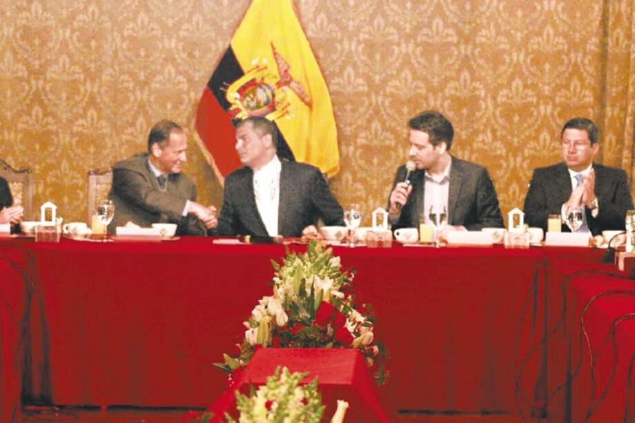 El presidente Rafael Correa, ayer en un desayuno con las delegaciones de paz. / Cortesía