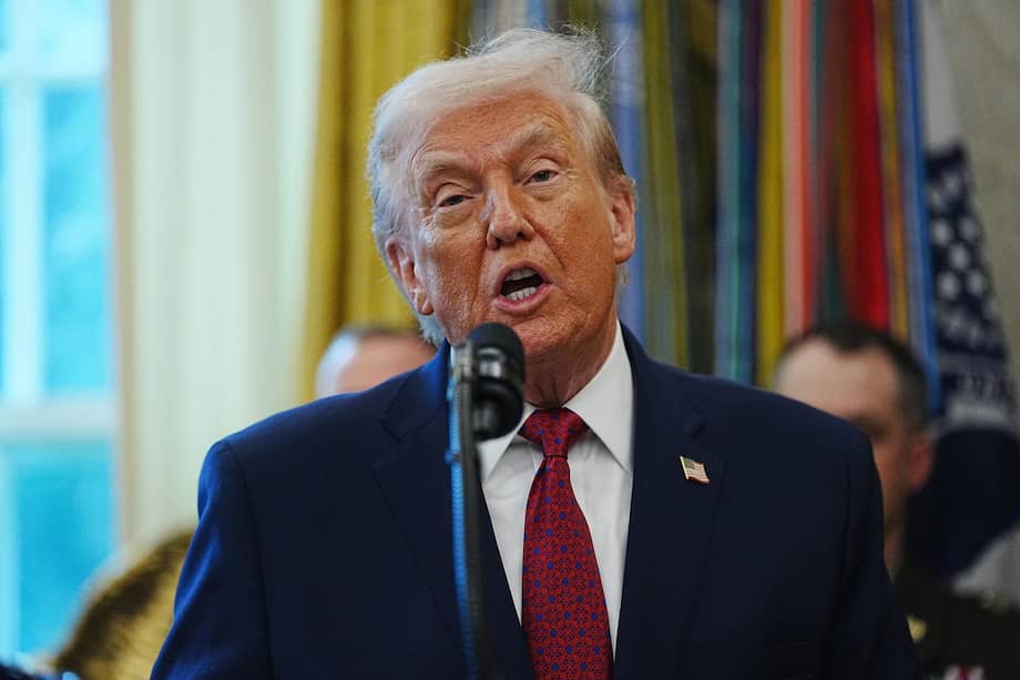 Donald Trump habla sobre sus políticas fronterizas antes de la entrega de una medalla por el trabajo en la frontera sur, en la Casa Blanca.