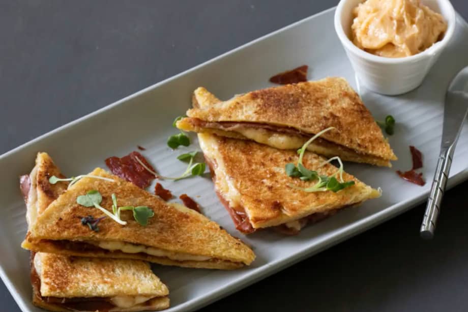 Prepara este sándwich en Navidad, corta en triángulos, sirve caliente y disfruta.