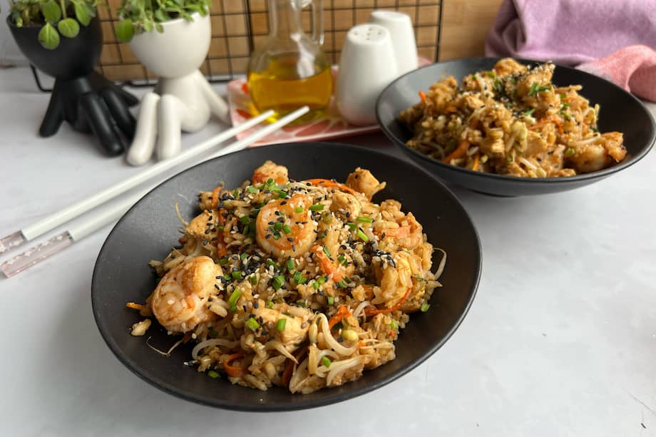 Sirve este arroz oriental con camarones y raíces chinas.