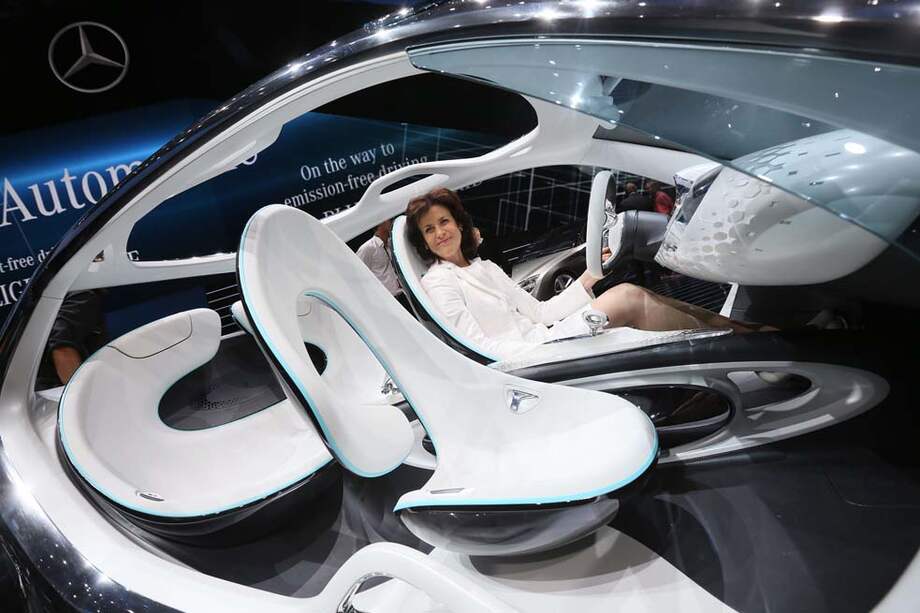 La jefe de marca del Smart, Annette Winkle, posa en un vehículo Smart FourJoy en el Salón de Fráncfort. / EFE