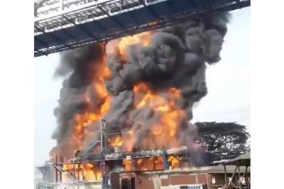 El incendio se produjo en una torre de enfriamiento de agua.