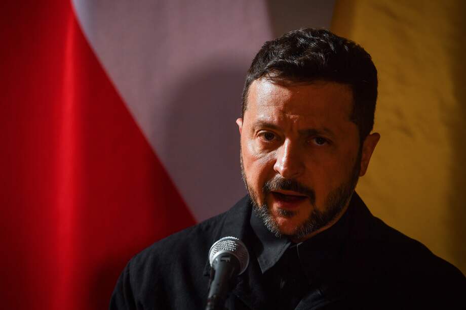 El presidente ucraniano, Volodímir Zelenski, se dirige a una conferencia de prensa con su homólogo checo en el Castillo de Praga, República Checa, el 4 de mayo de 2025.