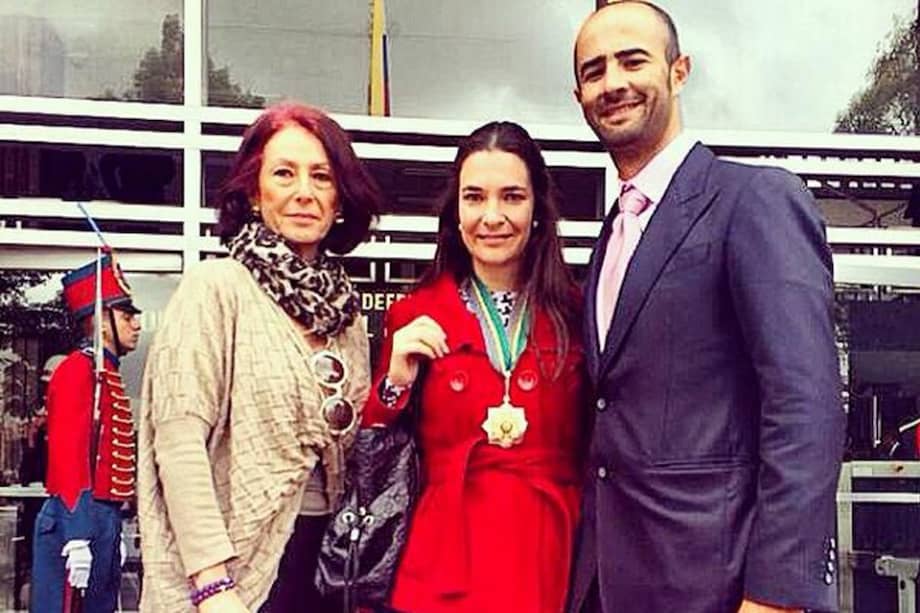 Tatiana Londoño (al centro) en compañía de sus familiares exhibe la condecoración que le entregó el Ministerio de Defensa.