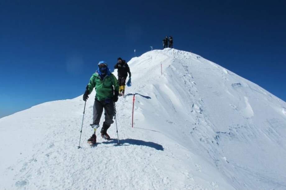 Al menos doce sherpas muertos por un alud en el Everest