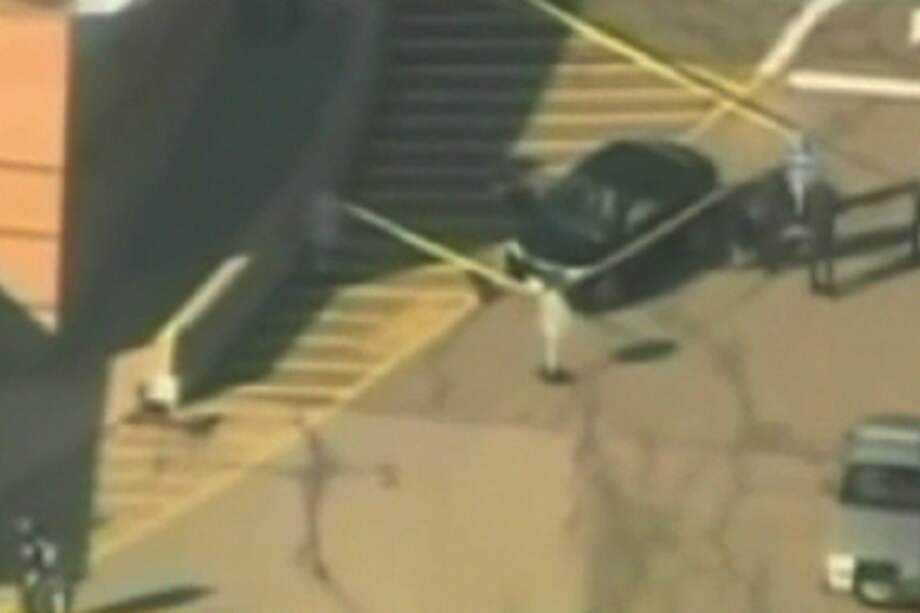 Por tiroteo en escuela de EE.UU., al menos 20 muertos, entre ellos 10 niños